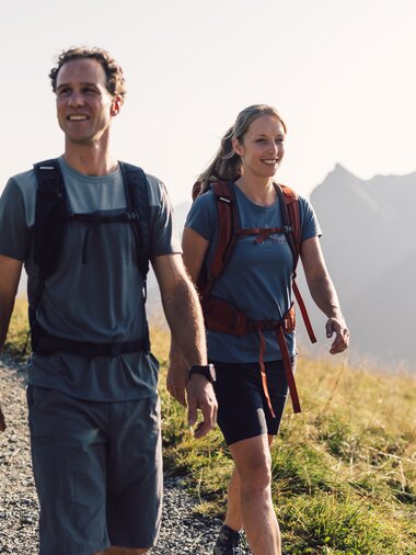 Familie wandert im Sommer auf einem Bergpfad in Gargellen, Kühe weiden auf der Almwiese. | © Gargellner Bergbahnen GmbH & Co KG, Daniel Zangerl