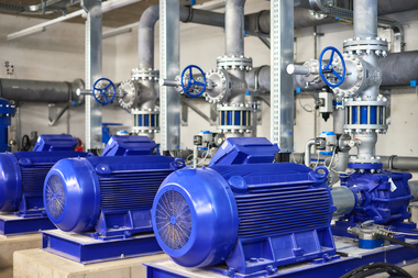 Pumpenhaus der Beschneiungsanlage – Gargellner Bergbahnen | © Gargellner Bergbahnen GmbH & Co KG, Stefan Kothner ehrere große blaue Industriemotoren und Ventile in der Pumpstation der Gargellner Bergbahnen. Die Anlage ist Teil des technischen Systems für die Beschneiung der Skipisten. Edelstahlrohre und blaue Steuergriffe verlaufen durch den hellen Technikraum. | © Gargellner Bergbahnen GmbH & Co KG, Stefan Kothner