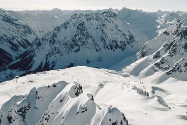 Verschneite Berglandschaft mit Blick über die Hänge und Gipfel von Gargellen an einem klaren Wintertag. | © Gargellner Bergbahnen GmbH & Co KG, Daniel Zangerl
