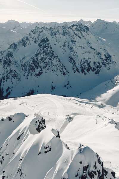 Panorama Gargellen | © Gargellner Bergbahnen GmbH & Co KG, Daniel Zangerl Verschneite Berglandschaft mit Blick über die Hänge und Gipfel von Gargellen an einem klaren Wintertag. | © Gargellner Bergbahnen GmbH & Co KG, Daniel Zangerl