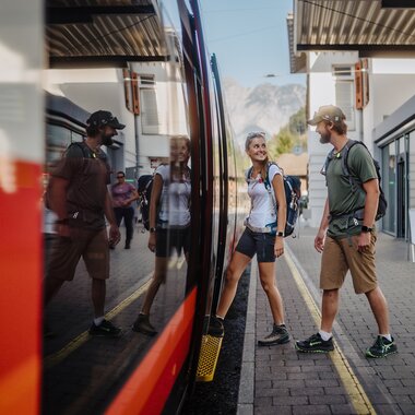 Ein Mann und eine Frau, die gerade am Bahnhof in den Zug einsteigen | © Golm Silvretta Lünersee Tourismus GmbH Bregenz, Philipp Schilcher