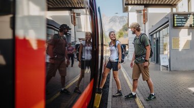 Ein Mann und eine Frau, die gerade am Bahnhof in den Zug einsteigen | © Golm Silvretta Lünersee Tourismus GmbH Bregenz, Philipp Schilcher