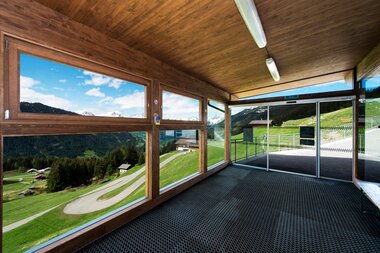 Warteraum an der Bergstation der Montafoner Kristbergbahn Silbertal GmbH | © Montafoner Kristbergbahn Silbertal GmbH - Patrick Säly (patricksaely.com) Warteraum an der Bergstation der Montafoner Kristbergbahn Silbertal GmbH | © Montafoner Kristbergbahn Silbertal GmbH - Patrick Säly (patricksaely.com)